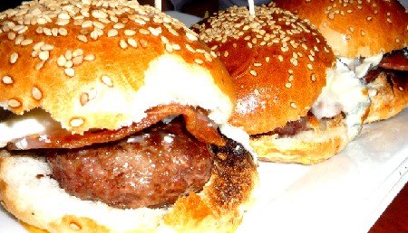スペインのゴートチーズ入りハンバーガー.jpg